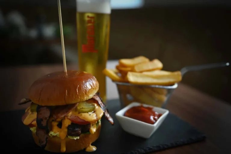 Ein Burger mit Pommes und Bier