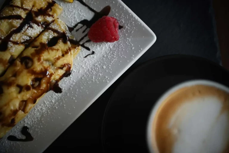 Ein Dessert mit Schokolade und Himbeere, serviert mit einer Tasse Kaffee