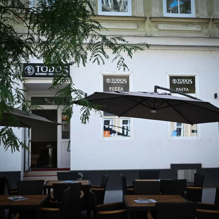 Außenansicht des Todos Restaurants mit Terrasse