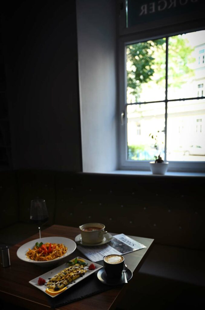 Ein Tisch im Restaurant am Fenster mit verschiedenen Gerichten