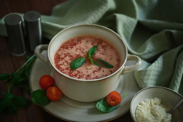 Eine Schüssel mit Tomatensuppe und Basilikum