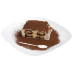 Eine Portion Tiramisu mit Kakaopulver bestäubt, serviert auf einem weißen Teller.